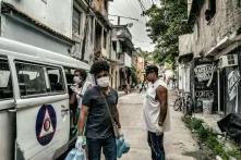 Distribution of food and sanitary articles in Cidade de Deus 