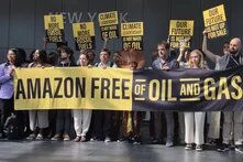 amazon-free-of-gas-and-oil-protest-in-bonn.png