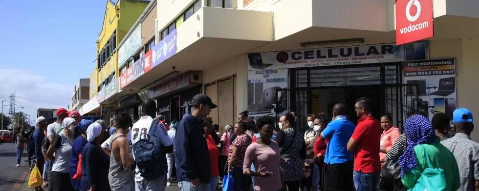 Menschenschlange in den Cape Flats, Kapstadt 