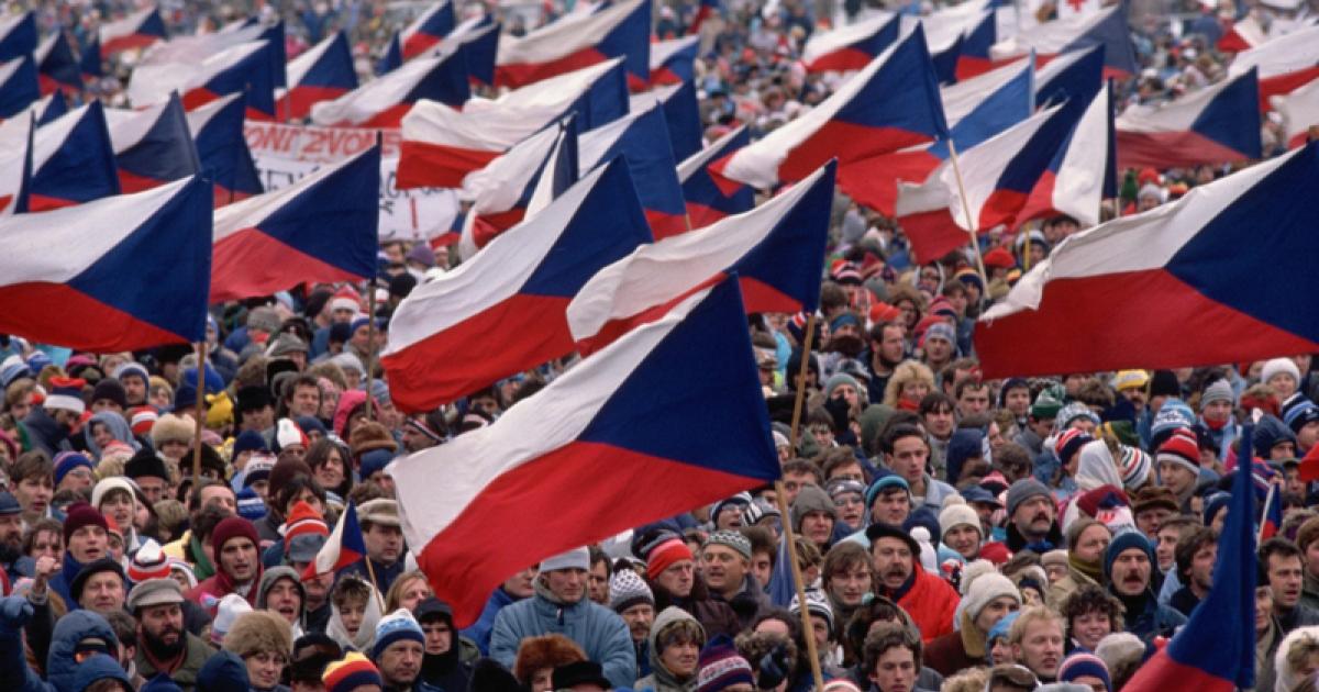 Czech Republic and Slovakia 25 Years after the Velvet Revolution: Democracies without Democrats | Heinrich Böll Stiftung | Brussels office - European Union