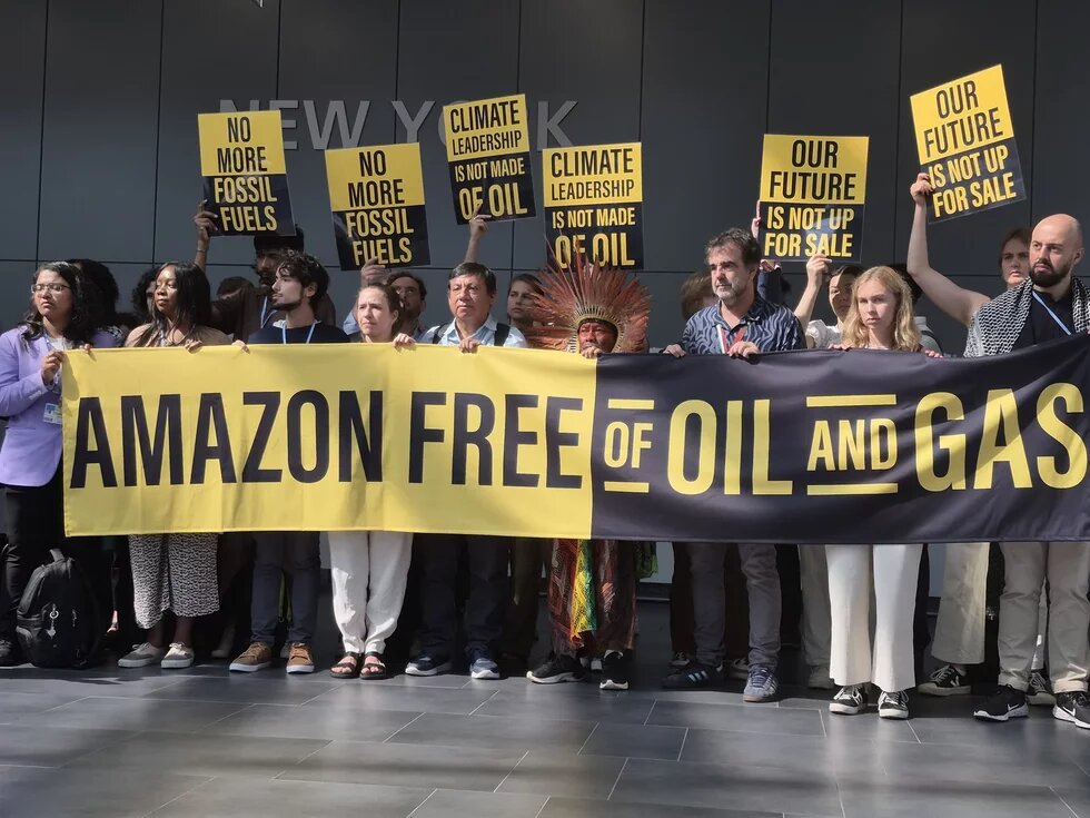 amazon-free-of-gas-and-oil-protest-in-bonn.png